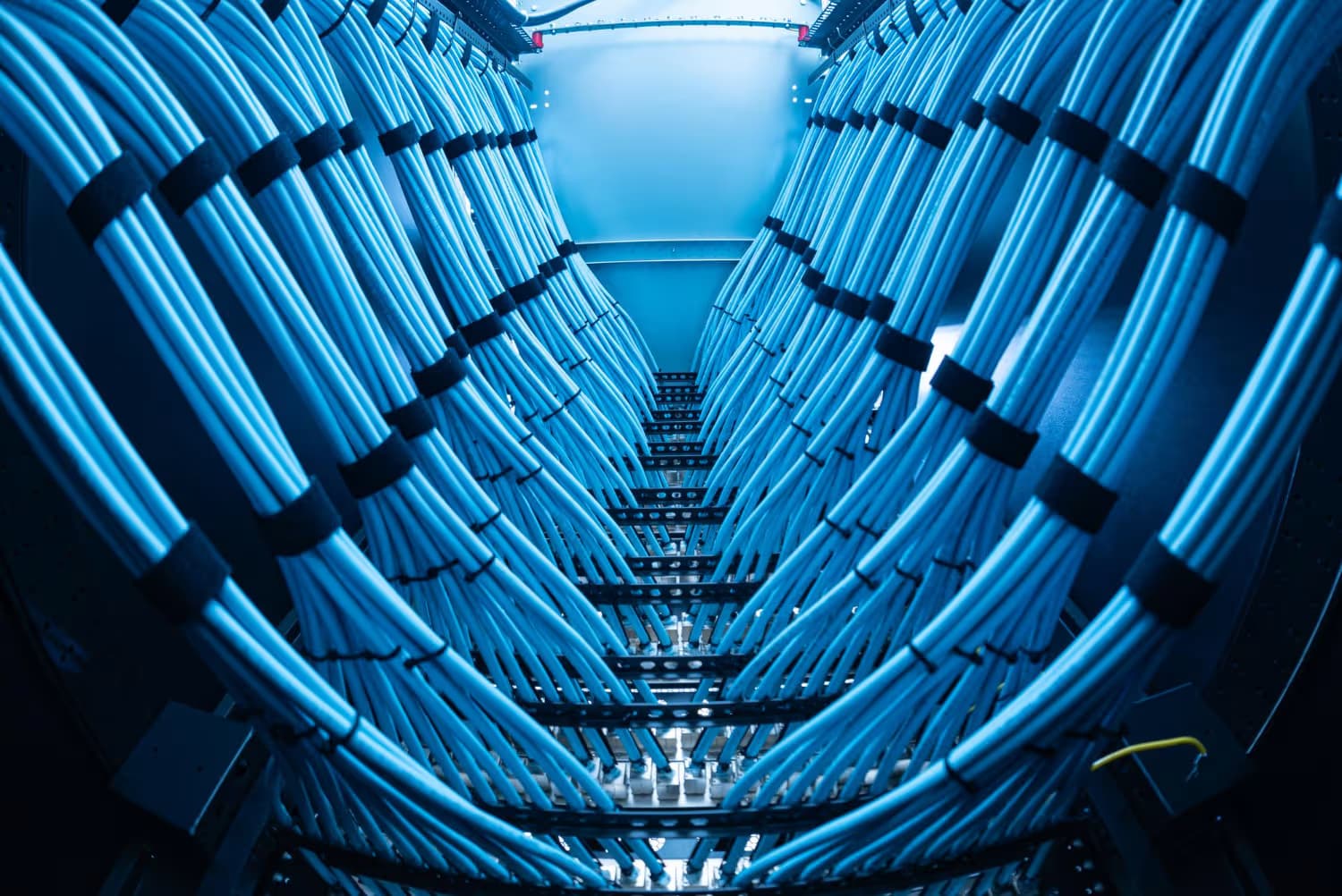 Server otağında fiber optik kabel dəstələri